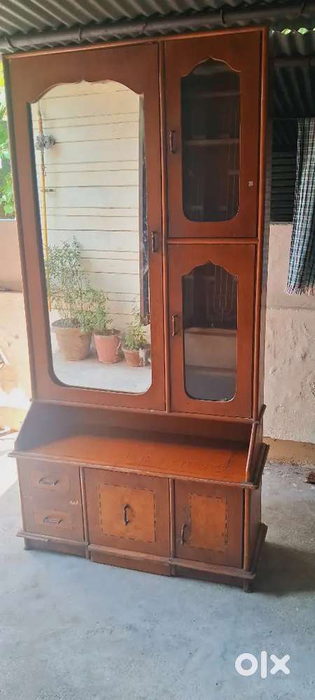 Dressing table good condition my selling Ginni buyer calling