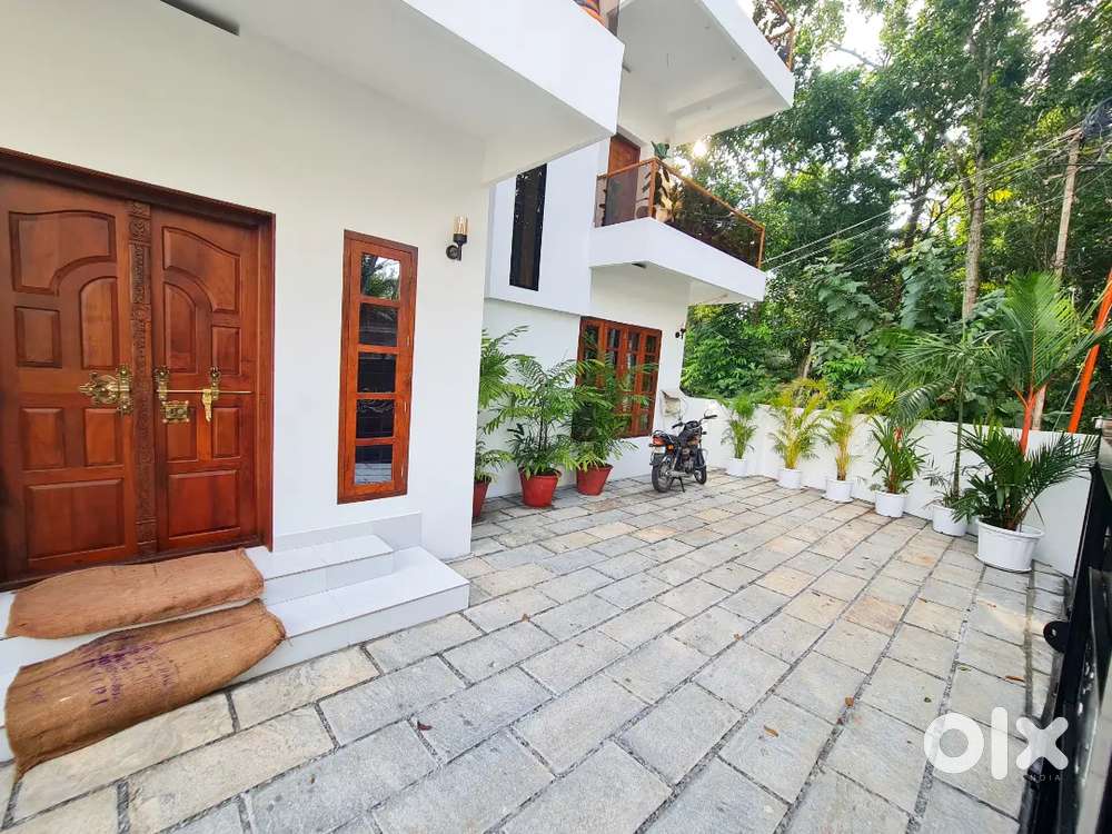 Mannanthala lexury house 5cent 2500sqft architect desighned..