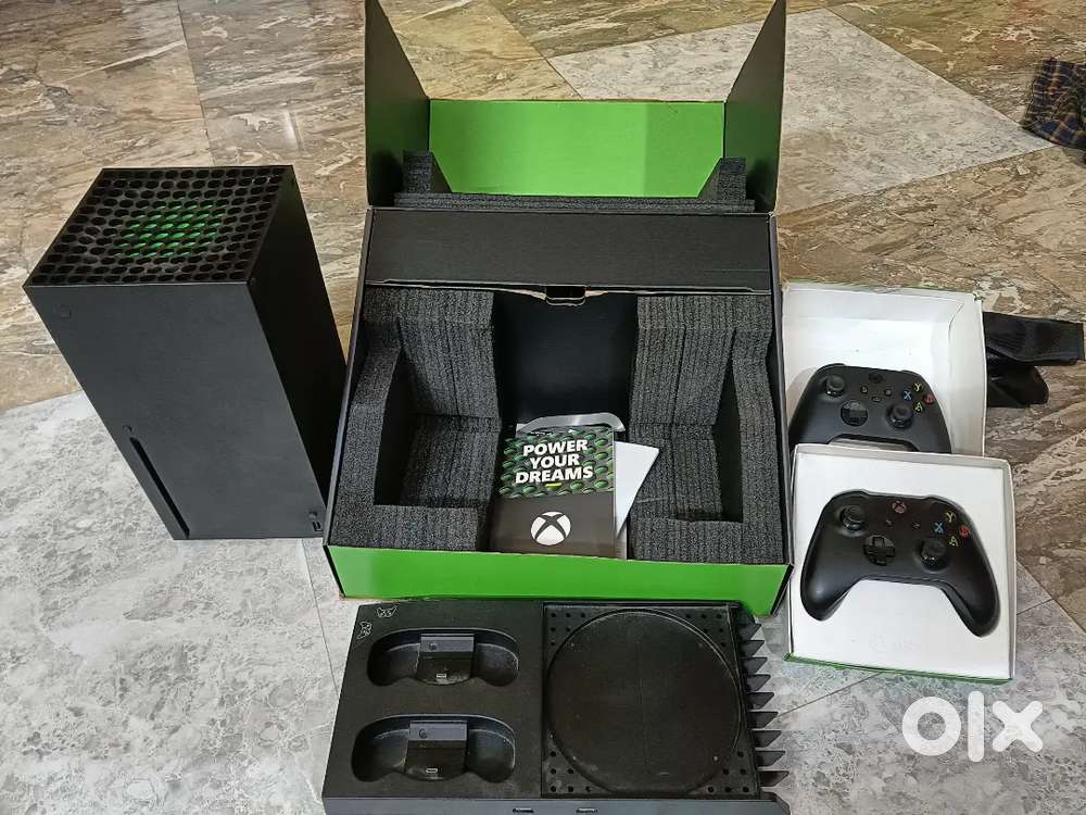 Xbox series x concole, extra1 joystick 8month game pass, concole stand