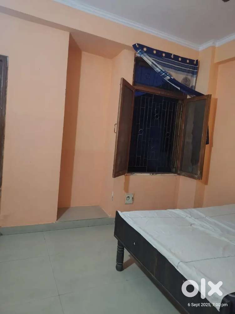 One room for rent (working person)