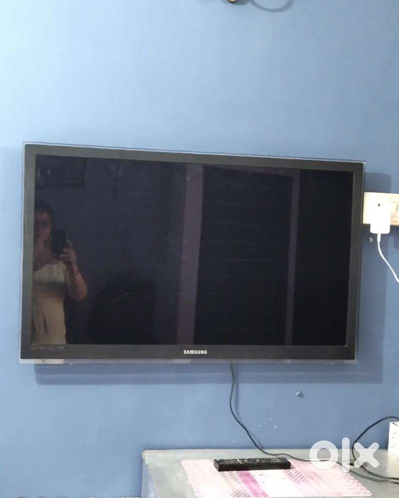 Samsung QLED(44inch) Smart TV