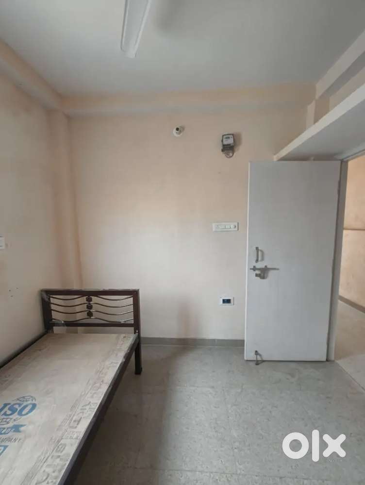 Room for Rent in Chiraiyatand main Road