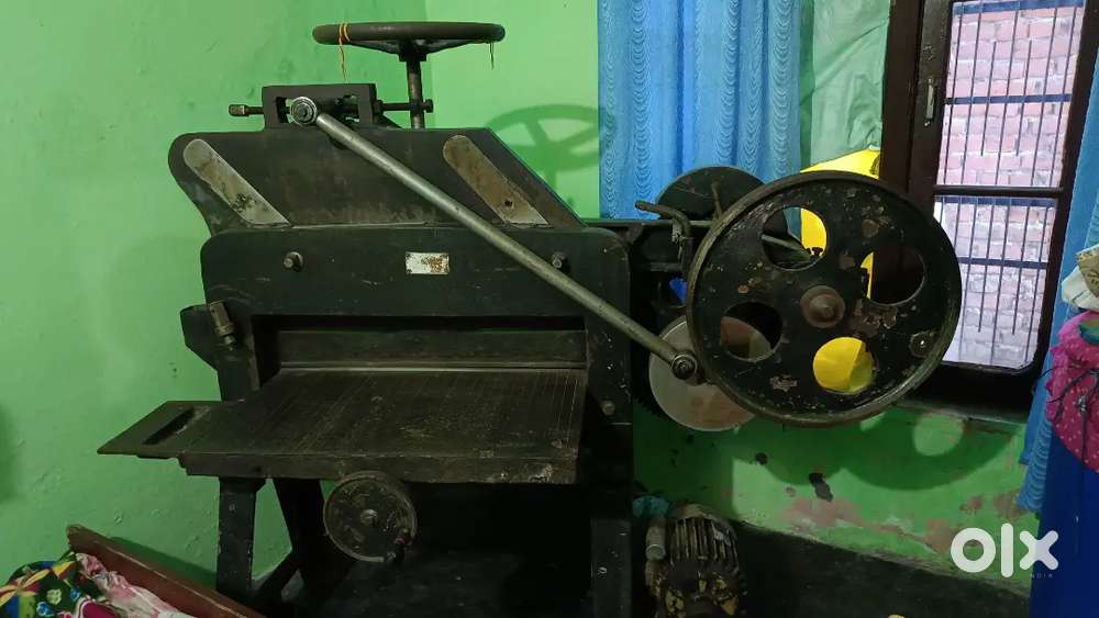 Paper cutting machine with motor