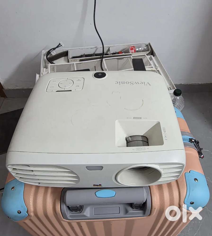 HD projector with boult speaker