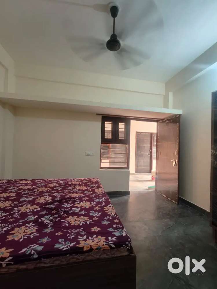 1rk rooms near tdi vr punjab mall and 74 sector road indepndt furnishd