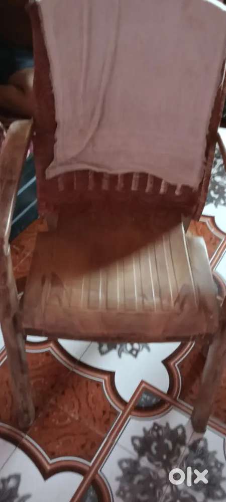 Iam selling 2 pairs of chairs
