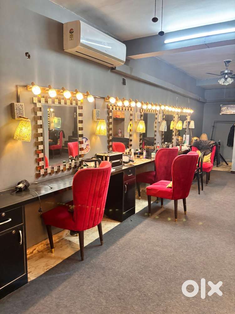 Place for commercial use near metro 7 minutes distance