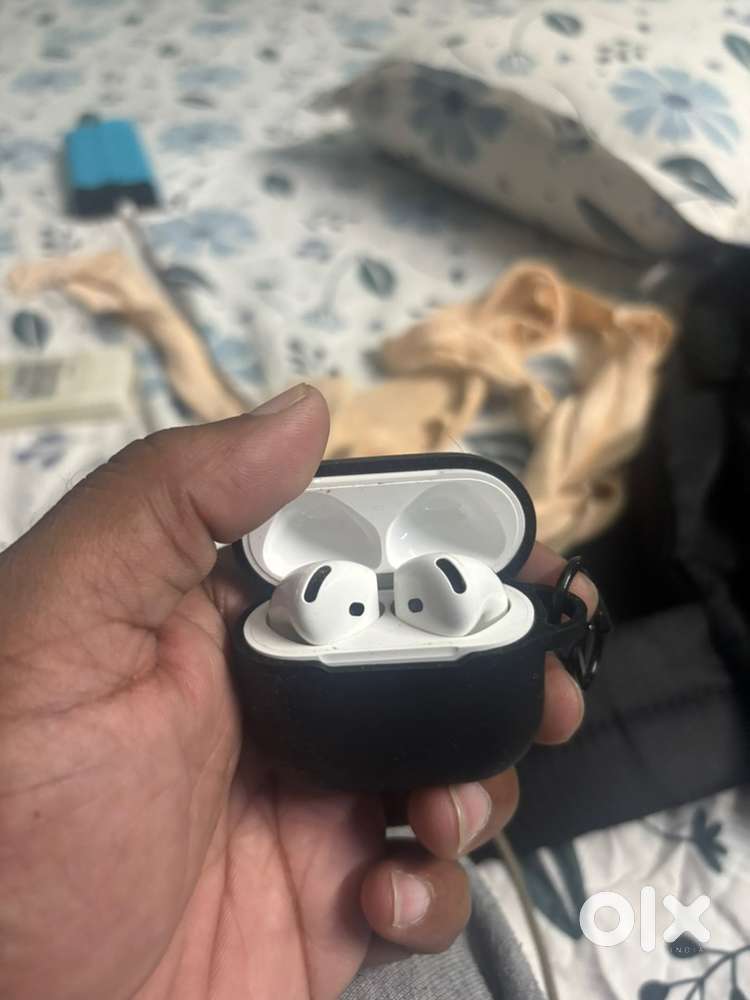 APPLE AIRPODS 4 ORIGINAL WITH BILL AND 5 months warranty