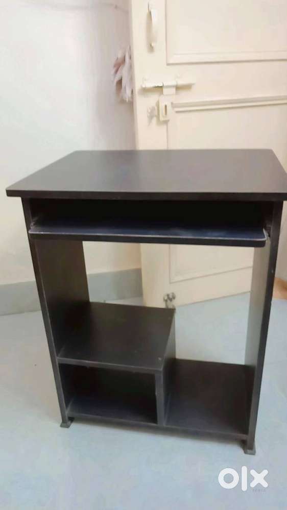 Compact Wooden Computer / Study Table in Good Condition
