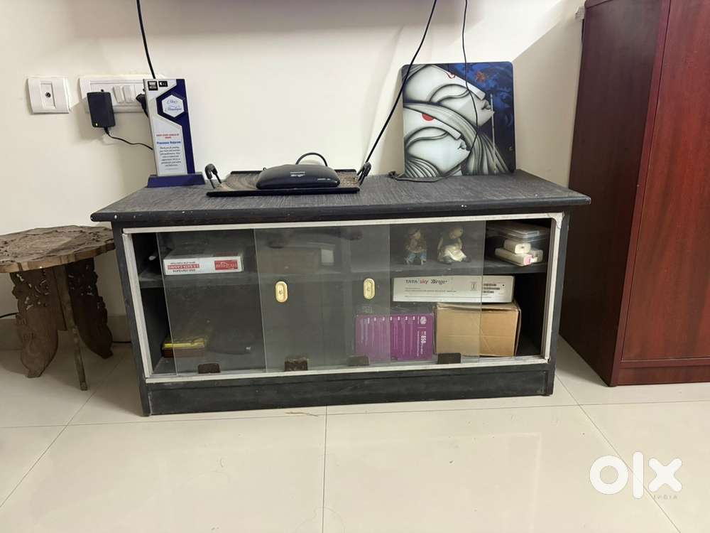 TV stand, Hard top Suitcases, computer table for sale