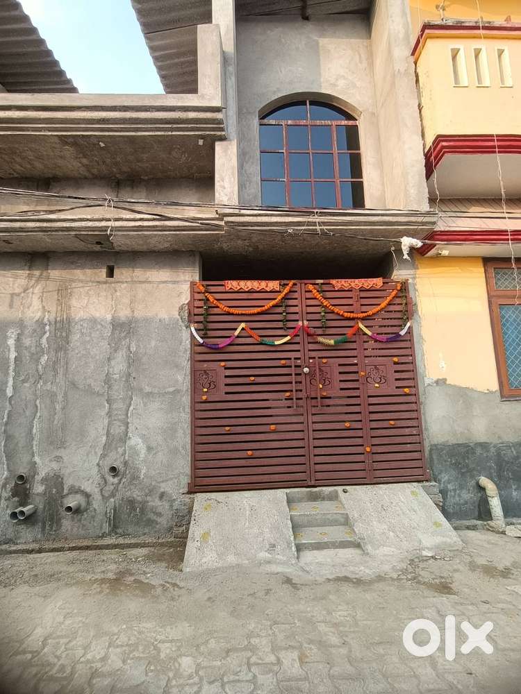 Hall for rent.  100 gaj ka.     Godown office courier etc. Urgent