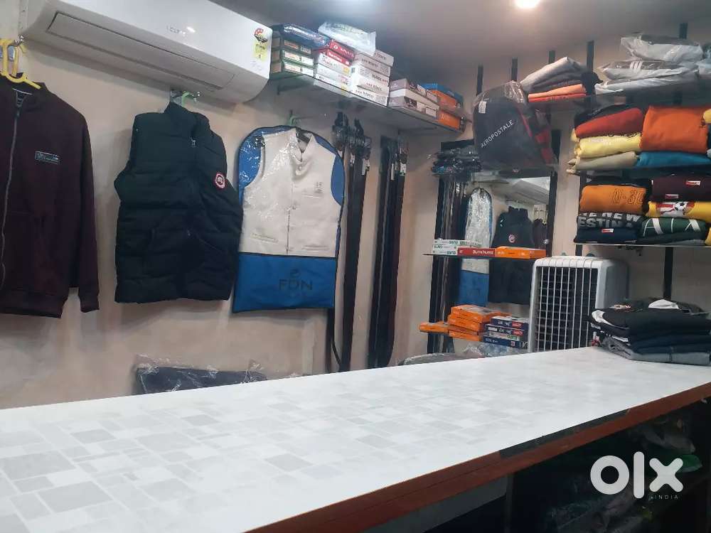 Mans wear shop pr kaam karana hai