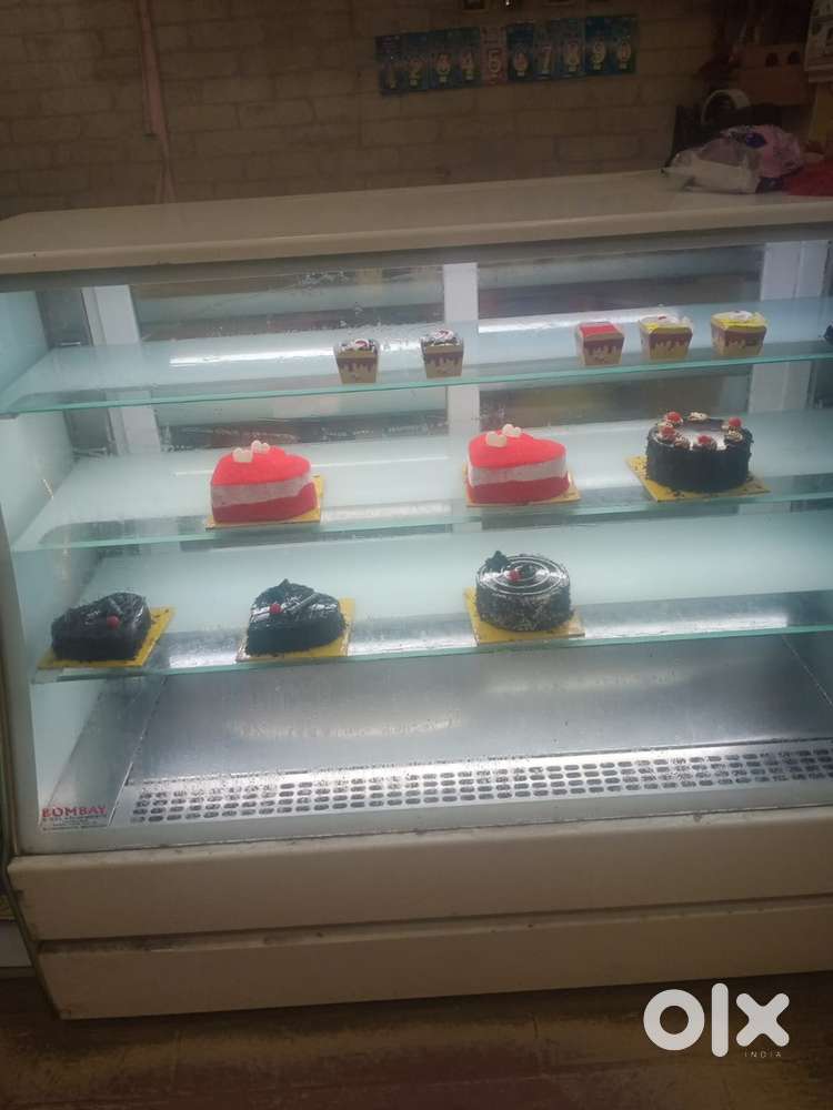 Cake display counter