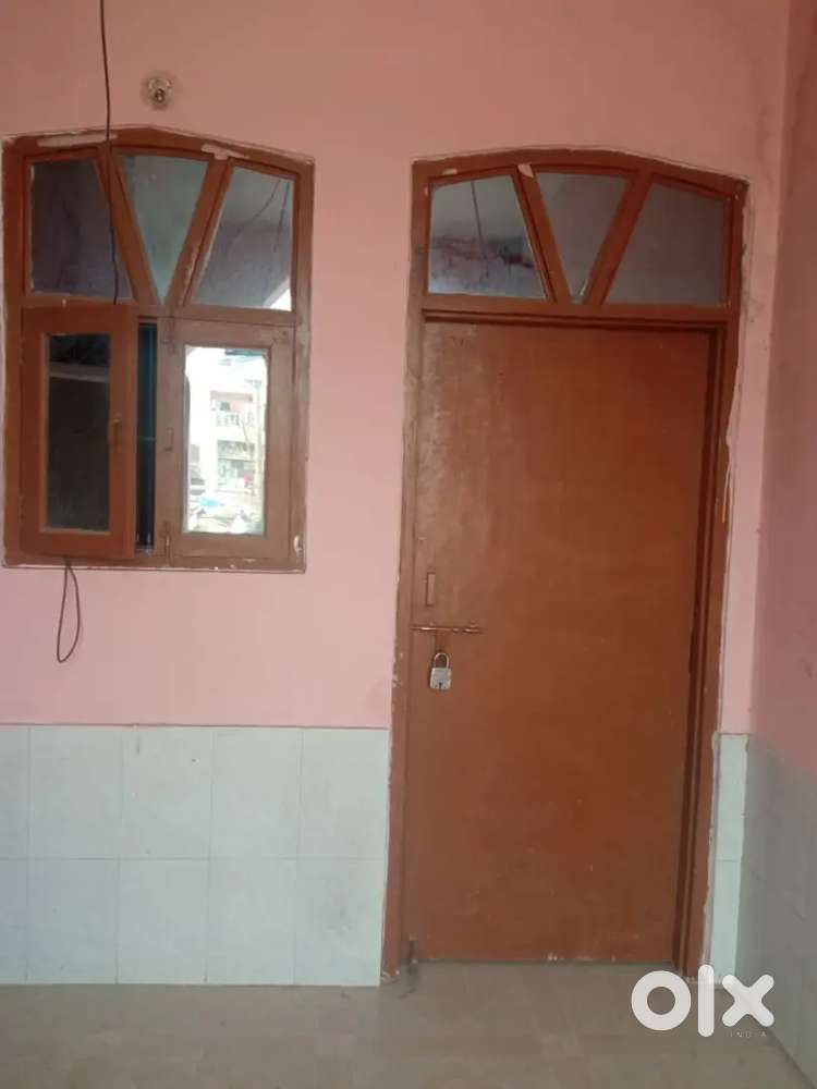 Pent putty tiles boring all facilities are available