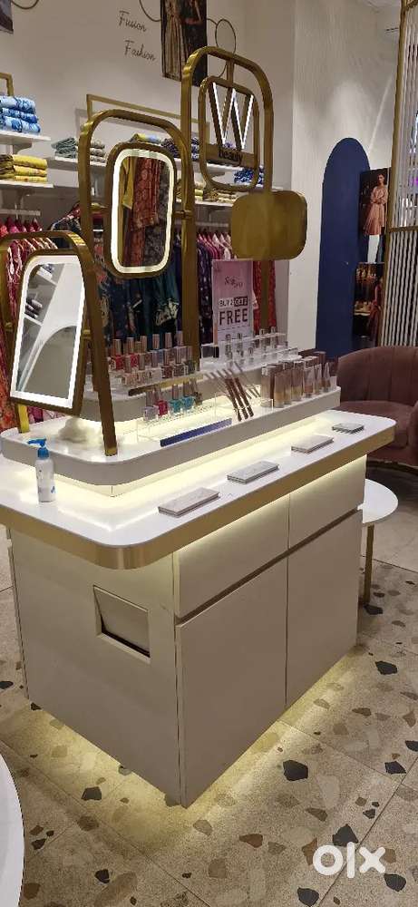 Cosmetic table