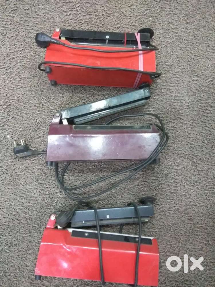 Plastic sealing machine