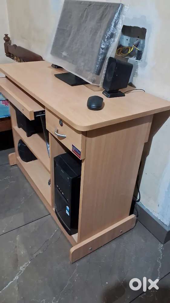 Elite furniture ന്റെ branded  used drawyer computer table വില്പനക്ക്.