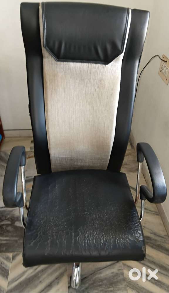 Push-back Hydraulic Chair in working condition