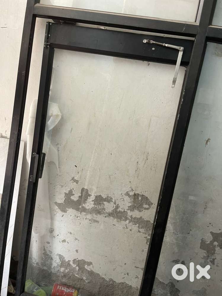 Aluminium section, aluminium partition