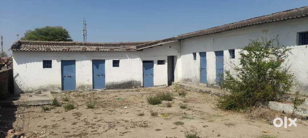 Rooms are available near Bina Refinery Gate no.1