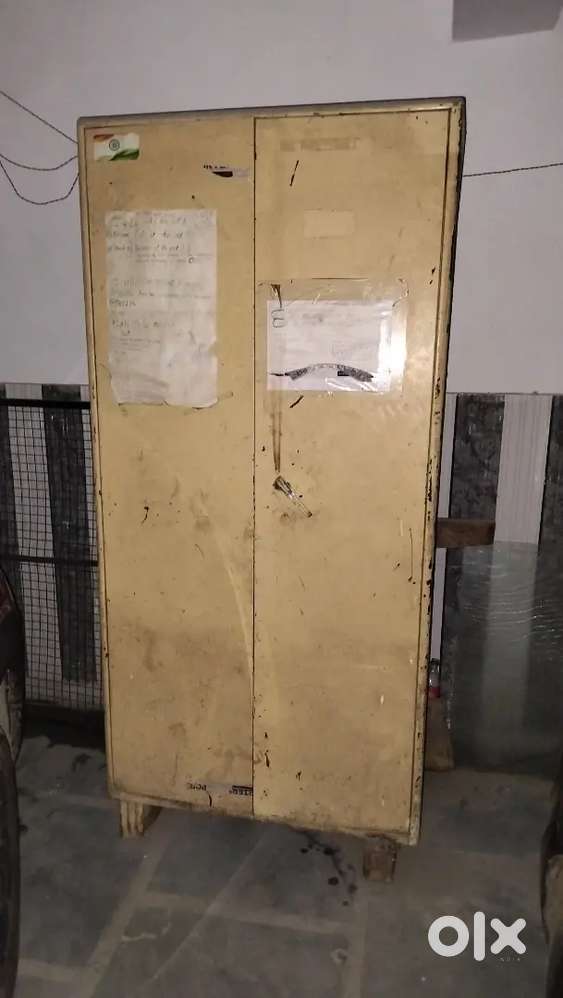 Steel almirah (36x18x70 inch)