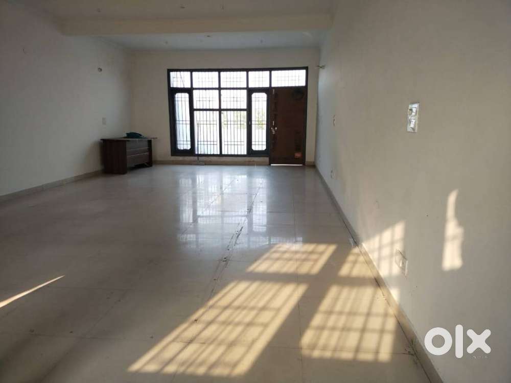 independent floor of showroom for rent