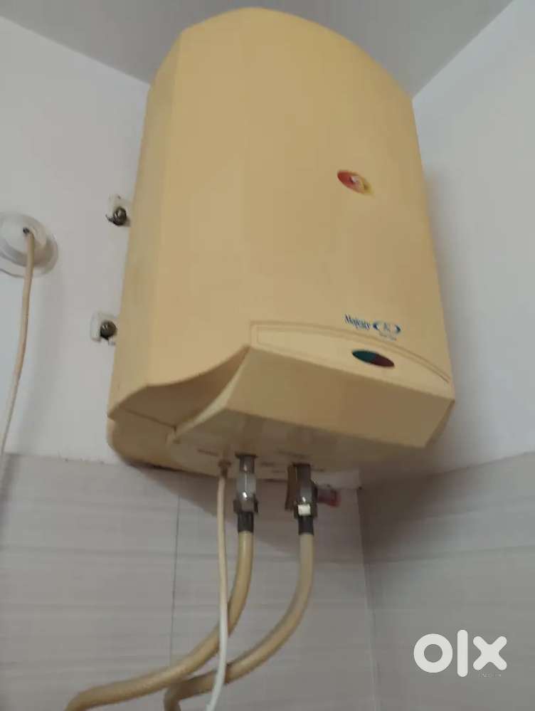 Geyser, washing machine, Ceiling Fan, dining table set