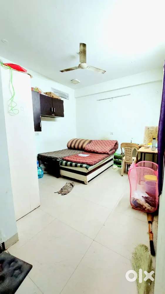 Sharing roomIndependent building couple allow