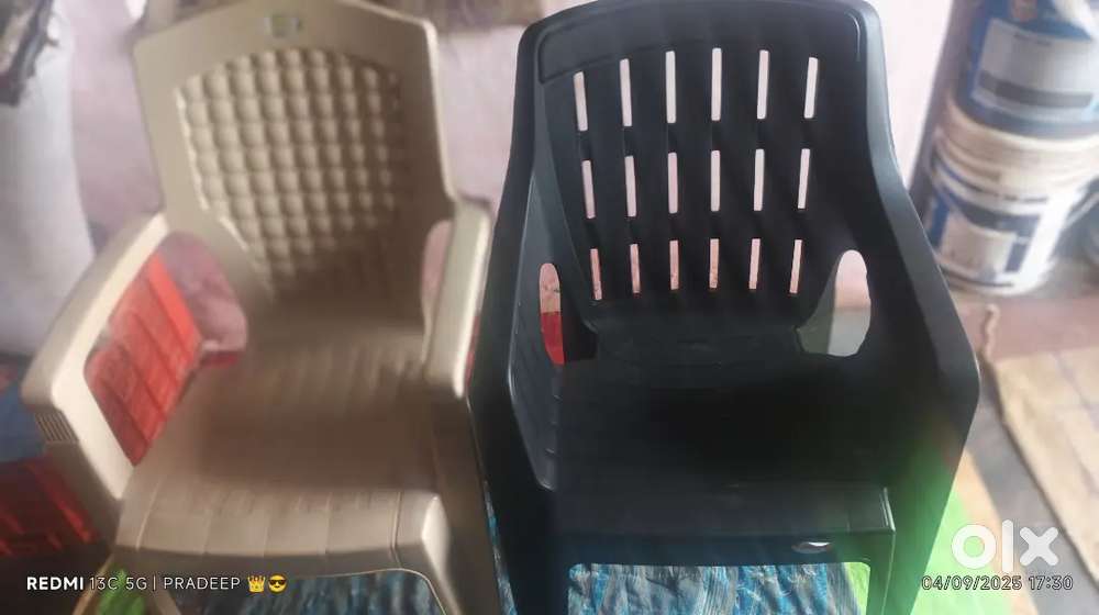 5 black chair and 5 white chair