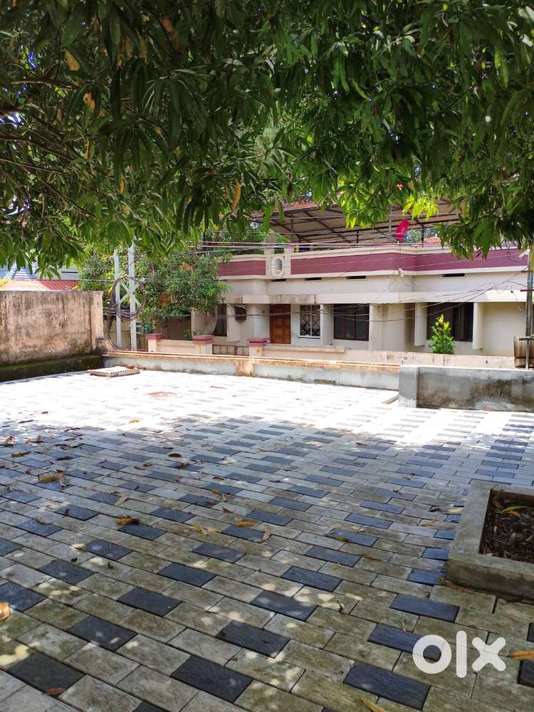 11 cents of land of 4791 Sq ft eith old single storyed 3 bed room bldg