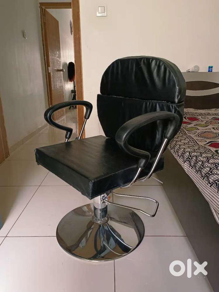 Stylish Hydraulic Salon / Makeup Chair – Excellent Condition