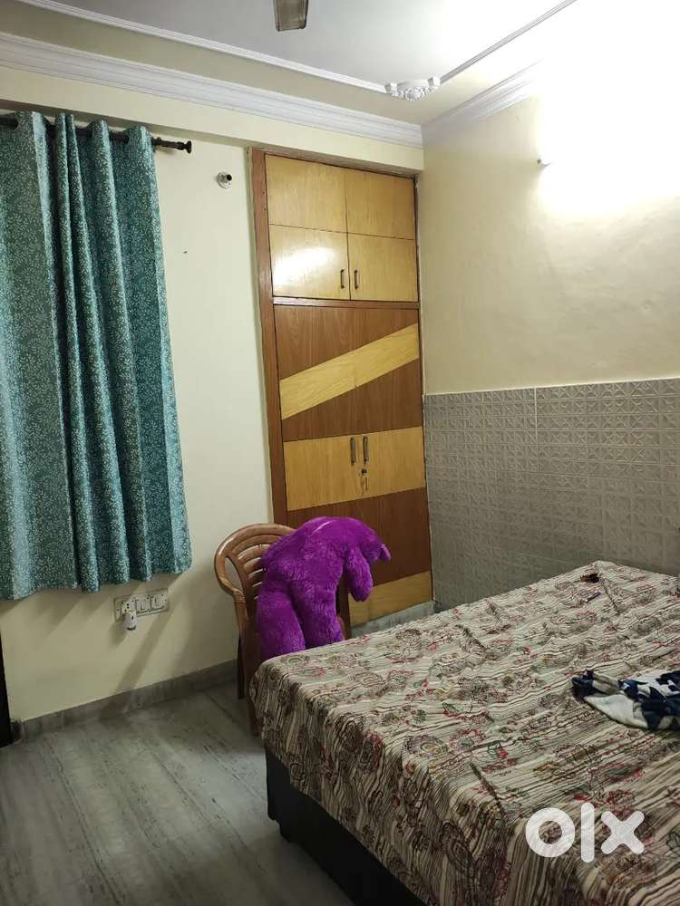 2bhk flat hai female flatmate ki need h ... Vaishali nagar me flat h
