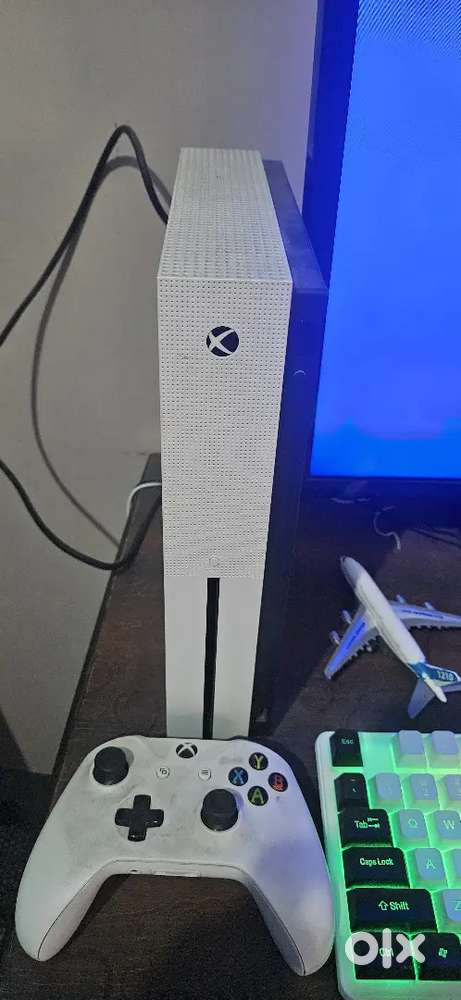 Xbox one s 1 TB to n excellent condition with 1 one Wireless Remote