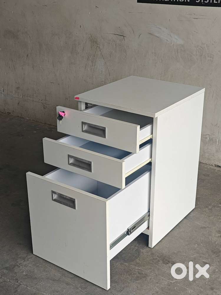 3 drawers refurbished pedestal at low price