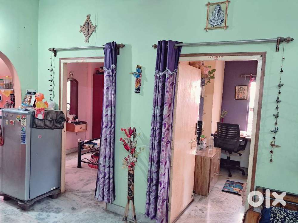Resale Semi-Furnished 2BHK Flat with Lift, CCTV and Garage!