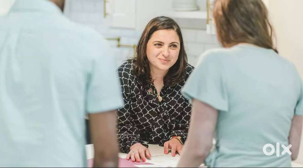 FEMALE CUSTOMER CARE MANAGER