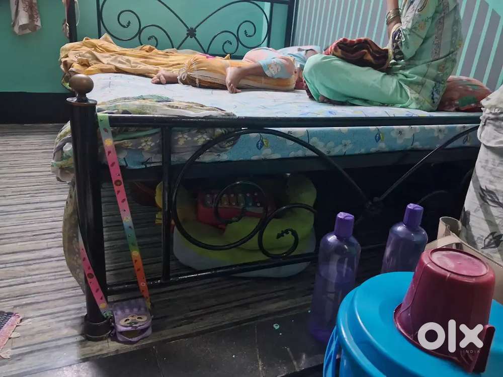 Mujhe ye solid iron ka bed sell krna hai 8000 negotiable