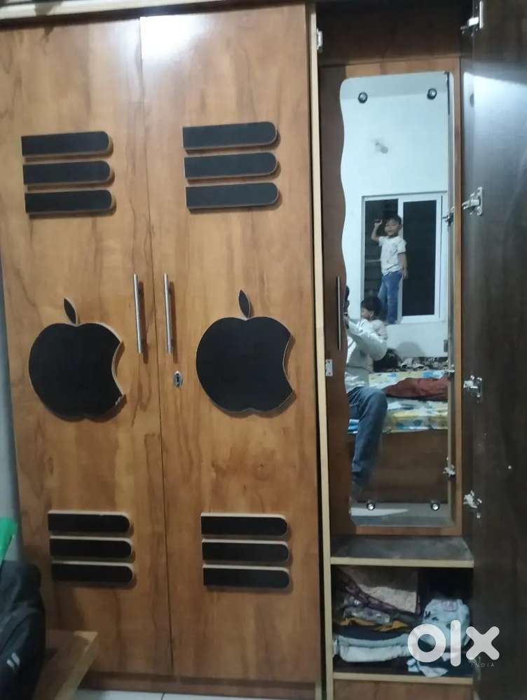 6*6 no bed  danlol nu gadlu  3 darva Ja vari tejori ek tipoi pan che