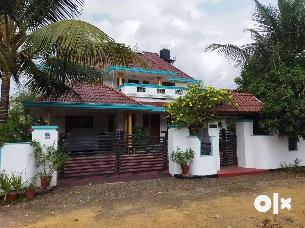 Aluva Thattampady 8.500 Cent 4 Bhk 2300 Sgf. House Tar Road Frontage