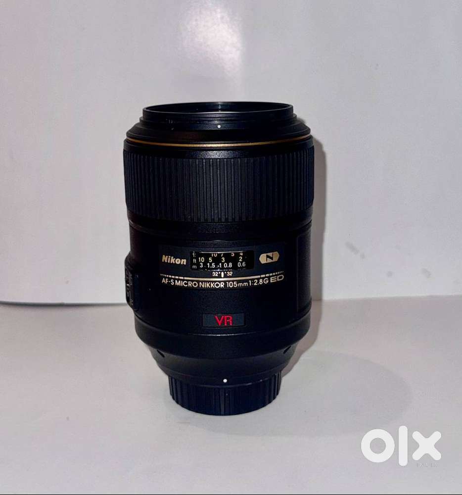 Nikon 105mm f/2.8G VR Macro Lens  AF-S Micro-Nikkor  Mint Condition