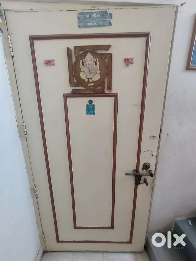 રાજકોટ ના બસ પોર્ટ નજીક કરણપરા માં દેરાસર થી નજીક મોકાનો 2 BHK ફ્લેટ