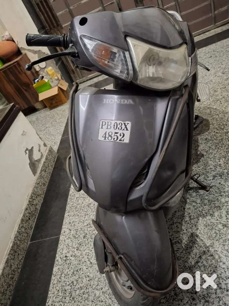 A black color activa