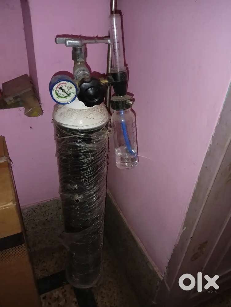 Oxygen Gas cylinder with regulator, wrenchy and humidifier bottle