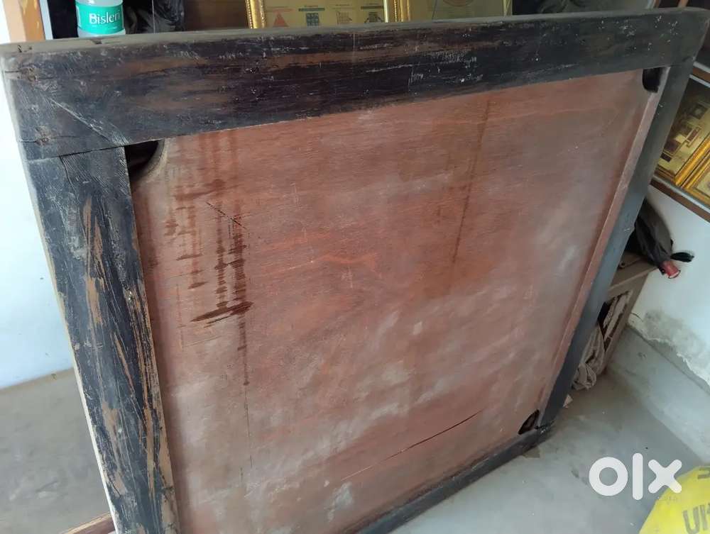Carrom board