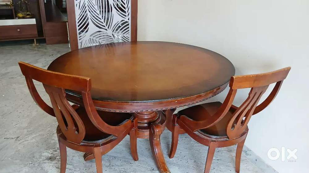 WOODEN TEAK OVAL  DINING TABLE WITH CHAIRS IN GOOD CONDITION