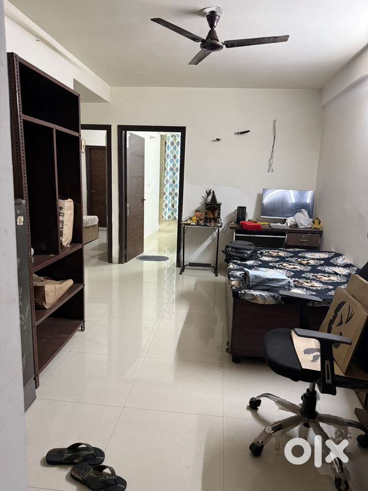 Female flatmates required