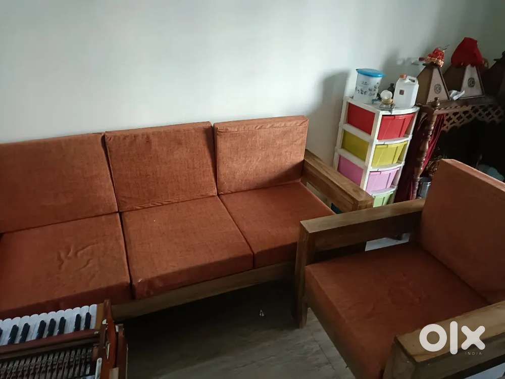 Sofa set 6 month old very less used in an unused flat