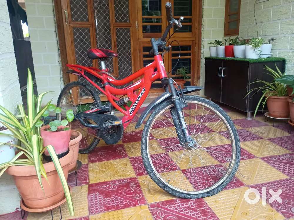 Good in condition red herculas bycle in budget with all prats working