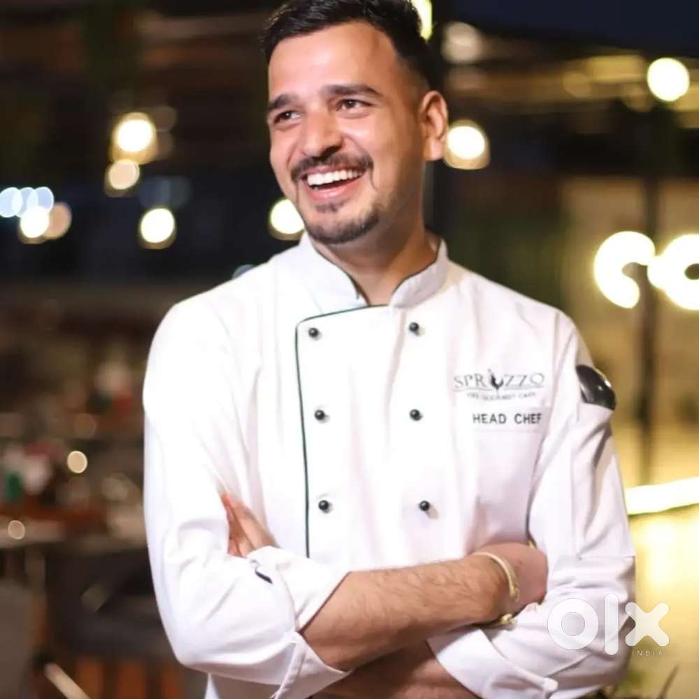 रेस्टोरेंट में काम करने के लिए लड़कों की आवश्यकता है।