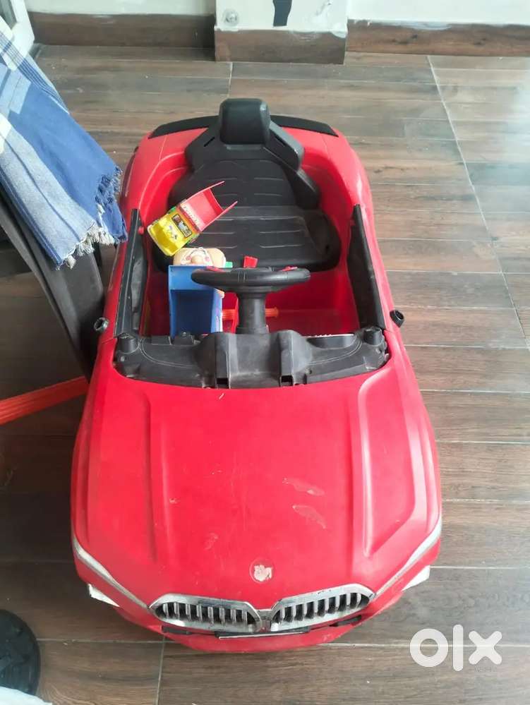 Kids battery car in good condition with remote